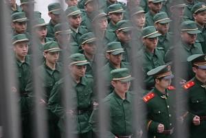 Nya rekryter tränar på en kinesisk militärbas i Chongqing. Västländer befarar att den kinesiska armén har vuxit sig starkare än försvarsbehovet motiverar. (Foto: China Photos/Getty Images)