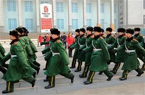 Kinesisk paramilitär polis patrullerar framför den nedräknande olympiska klockan som visar att det nu är mindre än sex månader till dess att de olympiska spelen kommer till Peking. Enligt källor har ett stort antal Falun Gong-utövare i Peking arresterats inför de olympiska spelen. (Foto: Teh Eng Koon/AFP/Getty Images)