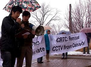 Deltagare i en demonstration läser upp ett uttalande utanför CRTC:s kontor. Tibetaner menar att det statsägda kinesiska TV-nätverket har hetsat till hat emot dem i Kanada. (Samira Bouaou/The Epoch Times)
