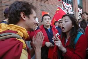 En tibetansk stöddemonstrant och en kinesisk kvinna debatterar. (Foto: Kara Andrade/AFP/Getty Images)
