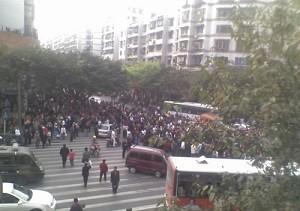 Nästan 20 000 personer protesterade i Chongqing mot de kinesiska myndigheternas agerande i fallet med en våldtagen och mördad flicka. (Bild: en internetanvändare från Kina)