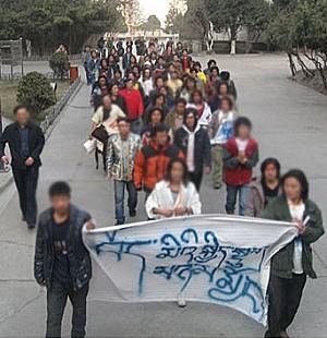 Tibetanska studenter (av säkerhetsskäl utsuddade ansikten) från nordvästra nationella Minoritetsuniversitetet marscherar i Lanzhou i Gansuprovinsen. (Phayul.com)
