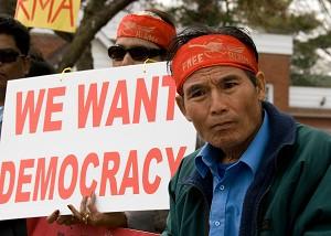 Demonstranter framför den burmesiska ambassaden i Ottawa uppmanar röstare att "rösta nej" i omröstningen i Burma den 10 maj.

