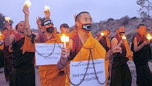 En grupp tibetaner protesterar i New Delhi mot kommunistregimens förtryck av tibetaner. (Foto: RAVEENDRAN/AFP/Getty Images)