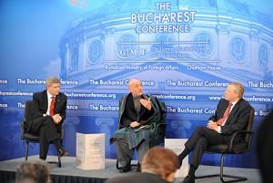 Kanadas primärminister Stephen Harper (v) Afghanistans president Hamid Karzai (m) och Natos generalsekretare General Jaap de Hoop Scheffer på NATO-toppmötet i Bukarest, Rumänien. (Foto: Daniel Mihailescu/AFP/Getty Images) 