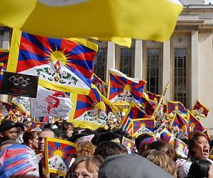 Demonstration till stöd för Tibet vid Eiffeltornet i Paris i samband med att OS-facklan fördes genom staden under ett stort säkerhetspådrag. (Foto: Bertrand Langlois/AFP/Getty Images)
