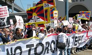 Föreståndare Chris Daly står tillsammans med Tibet-supportrar när de blockerar den ursprungliga rutten för den olympiska facklan. (Foto: Steve Ispas/The Epoch Times)
