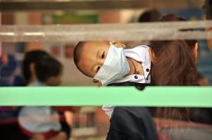 Ett insjuknat barn på ett sjukhus i Peking den 9:e maj 2008. Det dödliga HFMD-viruset har blivit en epidemi i Kina. (Foto: Peter Parks/AFP/Getty Images)