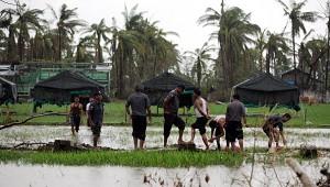 Militärsoldater står vid ett tillfälligt skydd samtidigt som hjälp börjar anlända efter cyklonen Nargis i Burma. (Foto: Getty Images)