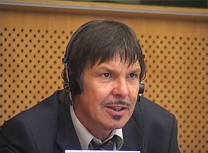 Den österrikiske mediekritikern och kolumnisten Erich Moechel på konferensen "Olympiska rättigheter för mänskliga spel" i Europaparlamentet i Bryssel. (Foto: The Epoch Times)