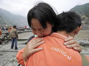 De drabbade i kinesiska Sichuan uttrycker sin sorg. (Foto: Getty Images)