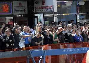 Kineser häcklar organisationen "Lämna KKP" i Flushing, New York. (Foto: Dai Ning/ Epoch Times)
