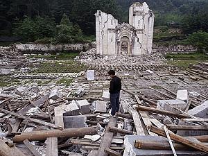 En man räddar vad han kan ur rasmassorna efter en förstörd kyrka i staden Bailu den 31 maj. Pengzhou, Sichuanprovinsen i Kina. (Foto: Getty)
