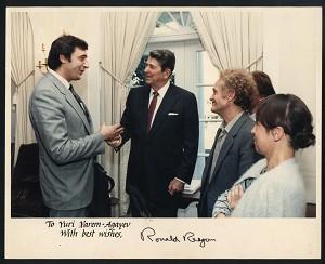 Juri Jarim-Agajev talar med dåvarande presidenten i USA, Ronald Reagan, i Vita huset 7 oktober 1986. (Foto: Privat/Juri Yarim-Agajevs)