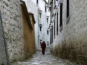 En munk passerar Sera-templet i Lhasa, Tibet, 22 juni 2008. Den kinesiska regimen har haft fortsatt stark kontroll över området efter att protesterna emot det kinesiska styret utbröt för tre månader sedan. (Foto: Guang Niu/ Getty Images)

