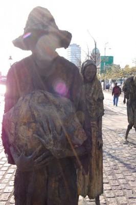 En staty av svältande i Dublin. (Foto: Martin Murphy/ Epoch Times)