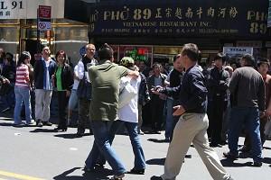 Samma typ av angrepp som skett i New Yorks China Town lär förberedas på flera andra kinesiska konsulat runt om i världen. (Foto: The Epoch Times)