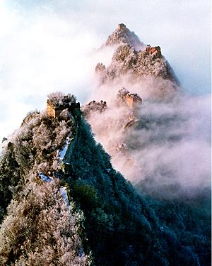 Vinnande bidrag i kategorin Naturliga miljöer: Kinesiska muren i moln. (Foto: Epoch Times/Zhiping Zhang, USA)