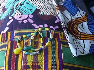 Kejsarens gamla kläder: Gillar du afrikanska pärlor? De är antika och inte alls afrikanska. Dessa två trådar med "handelspärlor", tillverkade i Europa, är åtminstone 100 år gamla och kan ha bytts mot slavar. (Foton: Zoë Ackah/The Epoch Times)
