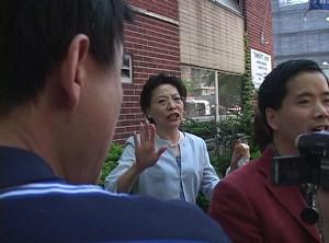 Ellen Young beviljade audiens för påstådda kriminella och skurkar från KKP, bland vilka vissa blivit gripna av polis för att de trakasserat Falun Gong-utövare. (Foto: Epoch Times)