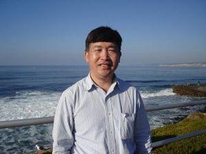 David Gao framför klipporna La Jolla i San Diego, Kalifornien i USA. Gao är ordförande för det globala servicecentret för utträden ur KKP, en rörelse som hjälper kineser att frigöra sig från det kinesiska kommunistpartiet. (Foto: Joshua Philipp/ Epoch Times)