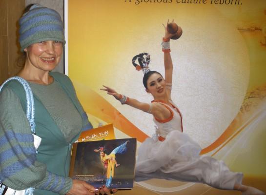 "Det överträffade mina förväntningar, den är helt fantastisk", sade Sunniva Sigfreds som undervisar i dans  efter att ha sett Shen Yun Performing Arts föreställning i Olso den 14 mars. (Foto: Yvonne Kleberg/Epoch Times)
