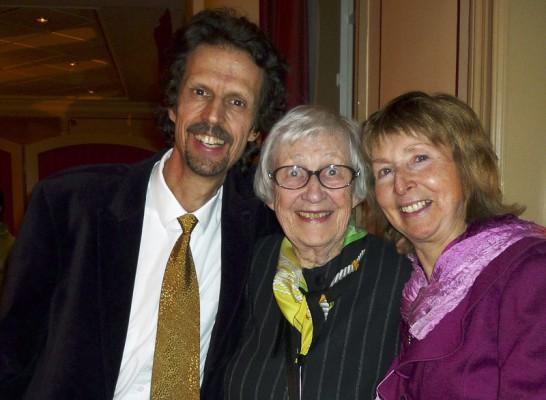 Christer och Birgitta Arnell gav Christers mor Gull ett besök på Shen Yuns föreställning i Stockholm som 90-årspresent. (Foto: Hans Bengtsson)