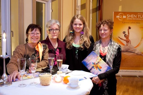 Wanda Pawlak, till höger, Cecilia Bäckmark, Barbara Sandberg, Halina Pawlak och Birgitta Svedin tittade på Shen Yuns föreställning i Stockholm.
