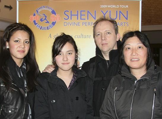 Choi Fun Tsui, maken Tommy och de båda döttrarna var nöjda efter föreställningen. (Foto: Pirjo Svensson)