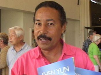 Earl Stuckey Jr, på Shen Yuns föreställning i Honolulu. (Med tillstånd av NTDTV)