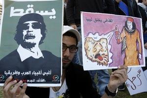 Demonstranter med bilder av Gaddafi (Foto: AFP/Anvwar Amro) 