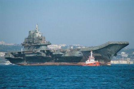 Kina köpte det tidigare sovjetiska hangarfartyget Varyag från Ukraina 1998 för cirka 20 miljoner dollar och bogserade det till en kinesisk hamn där det renoverades. (Foto: Wikimedia Commons) 
