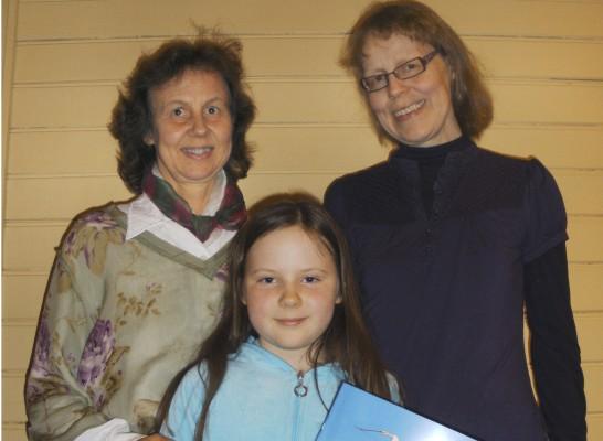 Anne-Christine Olsson Behr med dottern Isabelle Behr och väninnan Elisabeth Lindborg på Cirkus. (Foto: Yvonne Kleberg, Epoch Times)