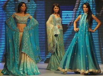 Modeller visar upp kläder gjorda av den pakistanska designern Anny Wear under Karachi Fashion Week i Karachi den 8 oktober. (Foto: Asif Hassan / AFP / Getty Images)