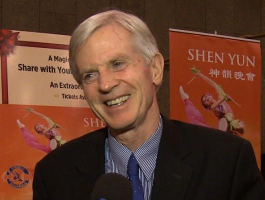 David Kilgour, före detta statssekreterare i Kanada, såg Shen Yun Performing Arts i National Arts Centre i Ottawa, den 20 december. (Med tillstånd av NTD)