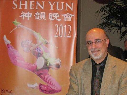 Ralph Hammann såg Shen Yun i Worcester den 30 december. (Foto: Timothy Pi/ The Epoch Times)
