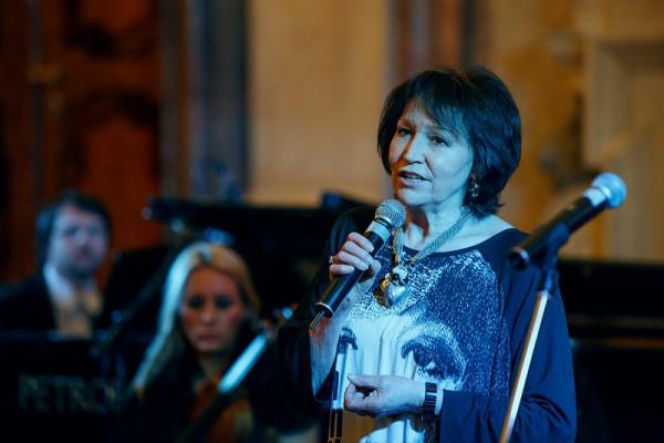 Marta Kubisová sjunger Ode to Silence under en konsert för Gao Zhisheng och Falun Gong-utövares sak i den tjeckiska senaten i januari 2012.) (Foto: Kamil Rakyta/Epoch Times) 
