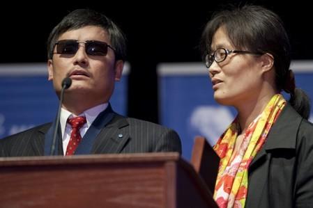 Kinesiske människorättsadvokaten Chen Guangcheng talar tillsammans med sin fru Yuang Weijing i Washington den 29 januari 2013, efter att ha tilldelats Tom Lantos Human Rights Prize. Kongressledare i USA har skrivit ett brev å Chens vägnar för att stoppa förföljelsen av hans släktingar i Kinas fastland. (Saul Loeb/AFP/Getty Images)
