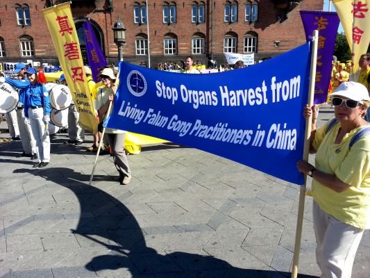 Falun Gong-utövare från hela Europa samlades på Rådhusplatsen i Köpenhamn för att vädja om ett stopp på organkörden i Kina. (Foto: Hans Bengtsson/Epoch Times)
