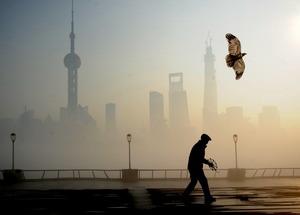 I februari i år rapporterades det att stora delar av Kina, bland annat Peking, uppnått extremt höga nivåer av hälsovådliga partiklar i luften. Bilden visar svår smog i Shanghai den 5 december 2013. (Foto: ChinaFotoPress / Getty Images)
