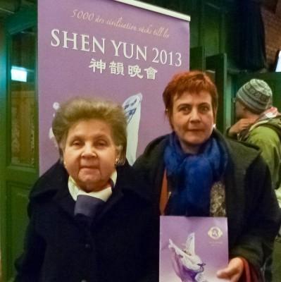 Riksdagsledamoten Cecilia Magnusson, till höger, såg Shen Yun Performing Arts föreställning tillsammans med väninnan Gerd Knutsdotter i Stockholm den 8 april. (Foto: Ming Ya/Epoch Times)