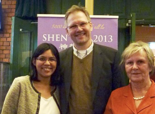 "Föreställningen var helt fantastisk", sade professor Peter Funk efter att ha sett Shen Yun i Stockholm den 9 april tillsammans med sin hustru Laxmi Rao och mor Inge Frank. (Foto: Ming Ya/Epoch Times)