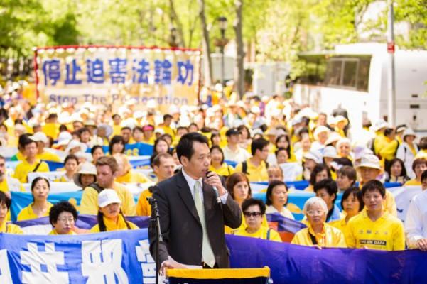 Baiqiao Tang, ordförande för China Peace och en ledande kinesisk dissident, talar under en demonstration framför FN-byggnaden i New York den 17 maj 2013 och begär att förföljelsen av Falun Gong i Kina skall upphöra. (Foto: Edward Dai/The Epoch Times) 