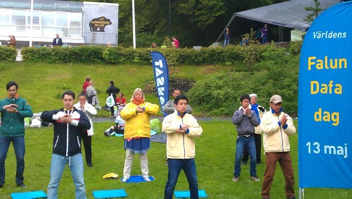I Göteborg samlades Falun Gong-utövare i Slottsskogen för att fira Falun Dafa-dagen och visa övningarna tisdagen den 12 maj. 
