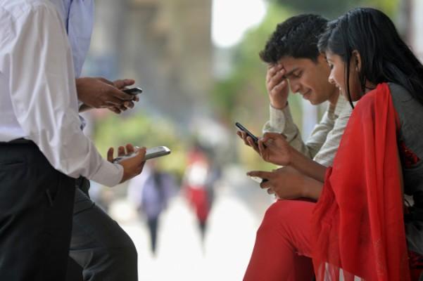 Enligt en studie med nästan 3 000 Bangalore-invånare är cirka fyra procent beroende av sina mobiltelefoner. Indien öppnade landets första behandlingshem för teknikberoende i Bangalore i april för att hjälpa den första generationen av teknikmissbrukare. Bilden är tagen den 30 januari. (Foto: Manjunath Kiran / AFP / Getty Images)