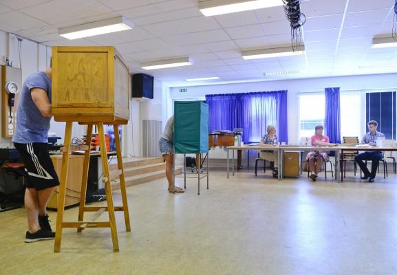 Väljare lägger sina röster i EU-valet bakom skärmar på en vallokal i Sundbyberg. (Foto: Jonathan Nackstrand / AFP / Getty Images)