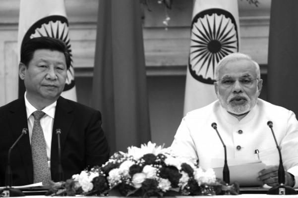 Kinas ledare Xi Jinping (t.v.) talar med Indiens premiärminister Narendra Modi vid en gemensam presskonferens i New Delhi den 18 september. Indiens premiärminister uttryckte oro över incidenter längs de båda ländernas omtvistade gräns, medan dödläget mellan trupperna vid gränsen överskuggade viktiga samtal. (Foto: Raveendran /AFP/Getty Images) 