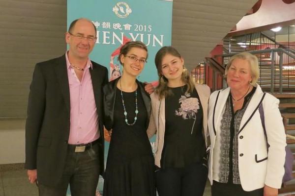 Frank Streif med döttrarna Anna och Julia, samt maka. (Foto:Yu Ping/Epoch Times)