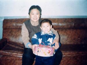 Ren Chuanlan, innan hon fördes till sjukhus 2001 och utsattes för experimentell behandling som tog hennes liv. (Foto: privat)