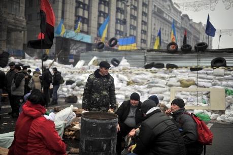 Demonstranter i Kiev sitter framför barrikader byggda av snö. (Foto:  Onur Coban/Anadolu Agency/Getty Images)
